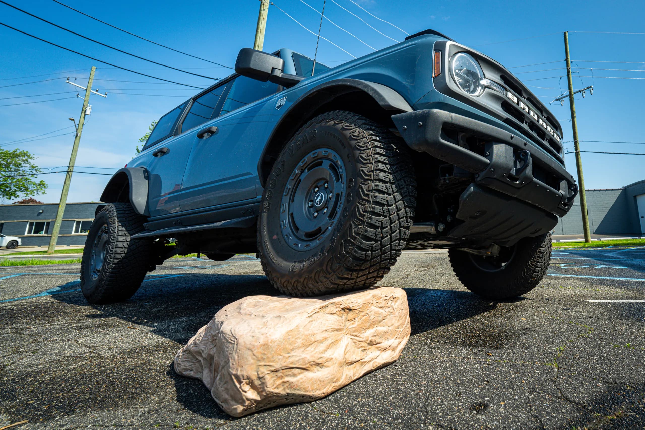 The Boulder Buddy elevating a Ford Bronco's front wheel